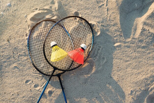 Foto raquetes de badminton e peteca na vista superior da areia fundo de verão