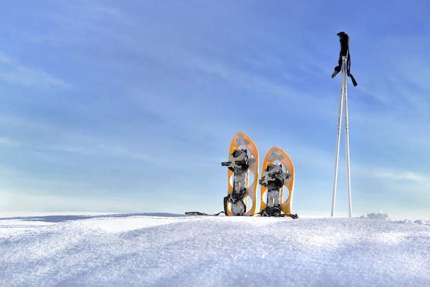 Foto raquetes de neve e paus na neve