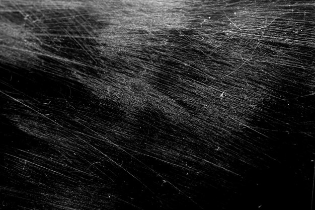 Raras blancas con rasguños aislados sobre un fondo negro