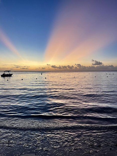 Foto raro atardecer junto al mar