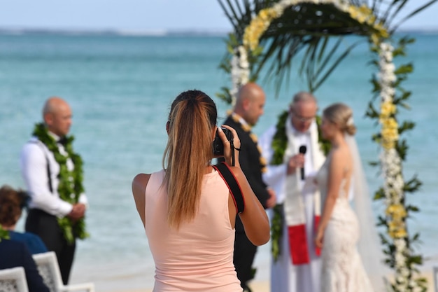 RAROTONGA, COOK ISLANDS - 19. AUGUST 2017 - Hochzeit am Sandstrand des tropischen Paradieses