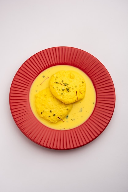 Ras Malai oder Royal Rossomalai ist ein Dessert aus Bengalen, Indien. Es ist ein reichhaltiger Käsekuchen ohne Kruste, mit Safran- oder Kesar-Pistazien-Toppings