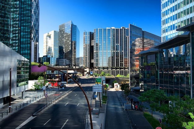 Los rascacielos y el bulevar Neuilly en el moderno distrito parisino de La Defense, Francia