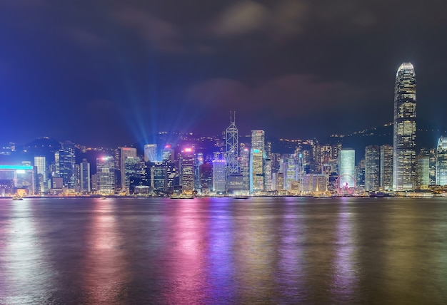 Rascacielos céntricos del paisaje urbano del horizonte de Hong Kong sobre Victoria Harbor por la tarde. Hong Kong, China