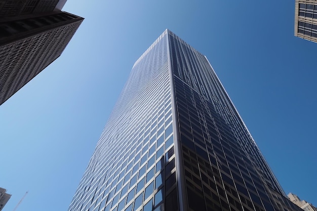 Rascacielos en el centro de la ciudad con cielo azul claro