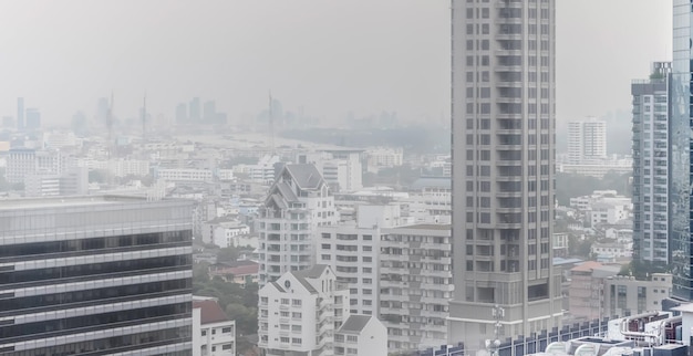 Foto rascacielos del centro de la ciudad mala visibilidad causada por el alto nivel de polvo y humo pm25
