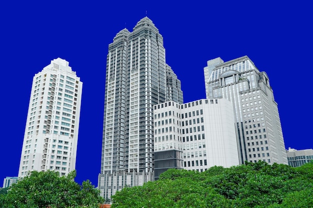 Foto rascacielos en el centro de la ciudad. paisaje de construcción de la ciudad. fondo aislado