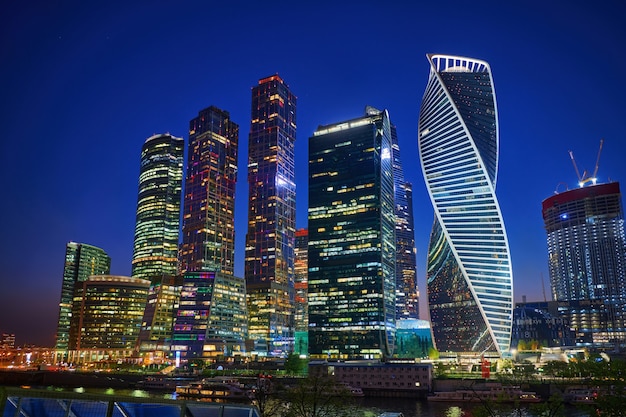 Rascacielos del centro de negocios de la ciudad de Moscú en Moscú en la noche, Rusia. Centro iluminado de la ciudad. Arquitectura y punto de referencia de Moscú