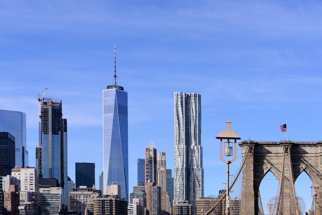 Foto los rascacielos de la ciudad contra el cielo azul