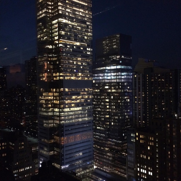 Foto los rascacielos de la ciudad por la noche