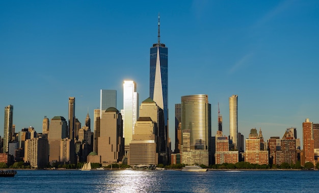 Los rascacielos de la ciudad de Nueva York, la arquitectura urbana de la ciudad, el centro de Manhattan y el río Hudson, el paisaje urbano de la ciudad metropolitana de Nueva York y el horizonte del centro de Manhattan al atardecer en Nueva York, Estados Unidos.