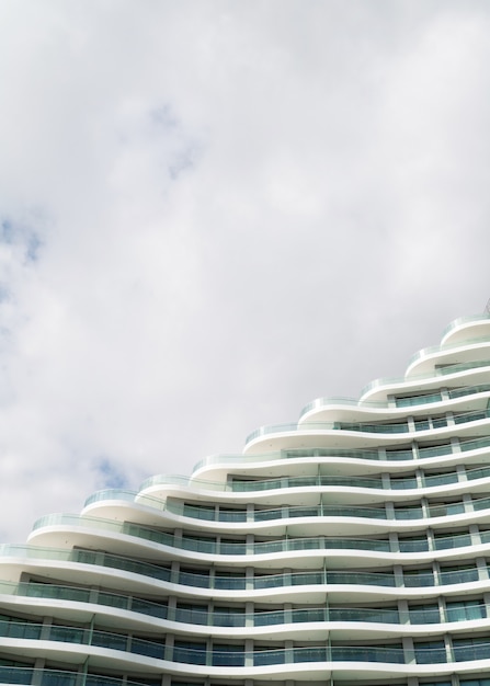 Un rascacielos contra un cielo azul con nubes Propiedad para inversión Edificio moderno