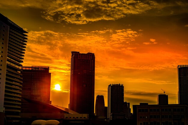 Foto rascacielos contra el cielo durante la puesta de sol