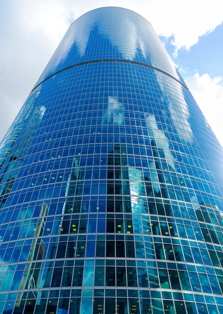 Rascacielos de cristal en el centro de la ciudad, edificios modernos,