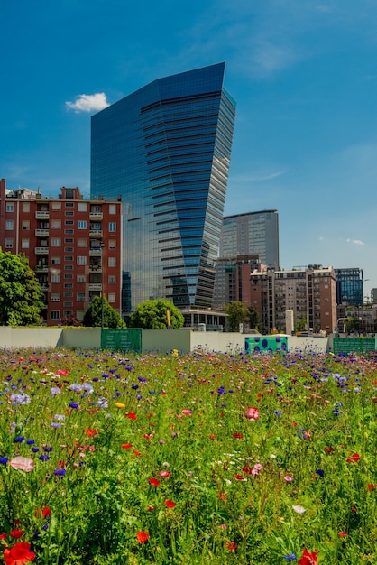 Rascacielos de cristal rodeado de campo de flores