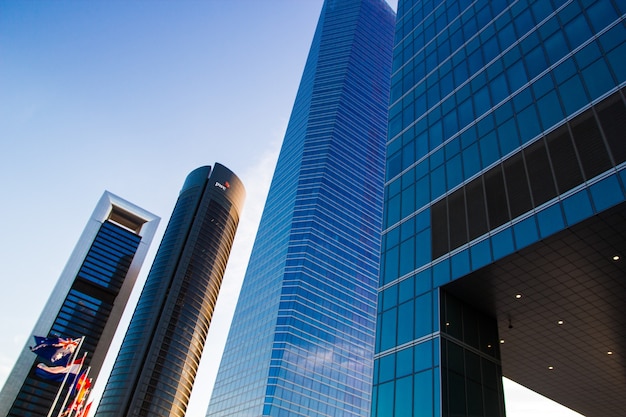 Foto rascacielos cuatro torres business area en madrid, españa