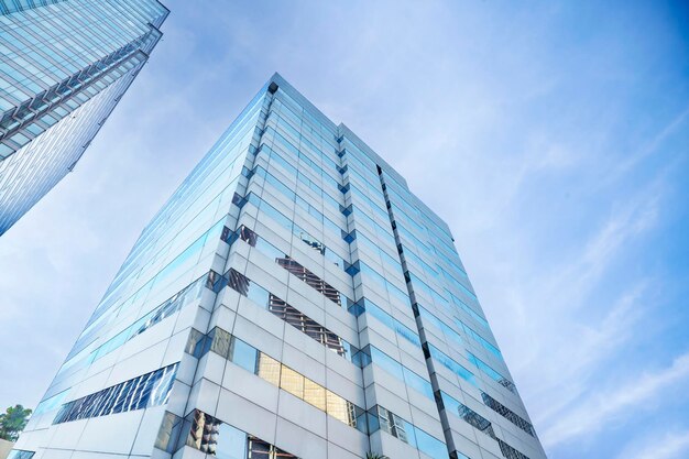 Rascacielos y edificios de oficinas con cielo azul