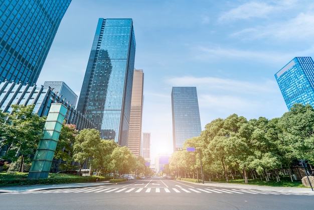 Rascacielos de edificios urbanos en el distrito financiero de Hangzhou