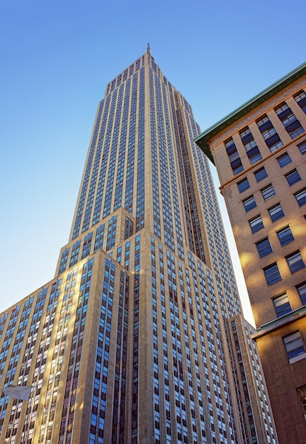 Rascacielos Empire State Building ubicado en Midtown Manhattan, en la Quinta Avenida. Es un hito de 102 pisos y un ícono cultural estadounidense en la ciudad de Nueva York.