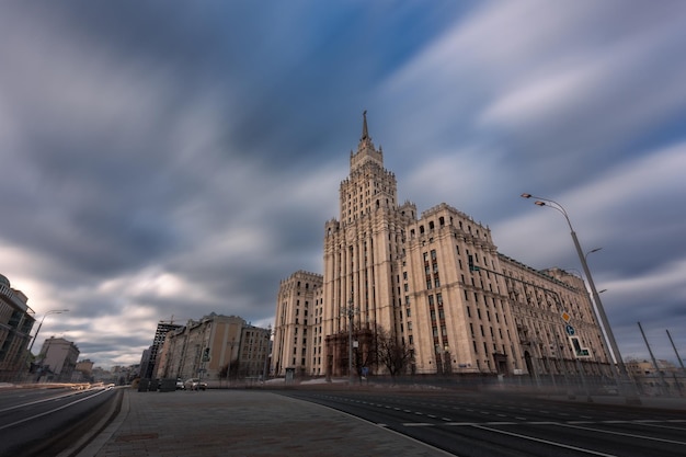 Rascacielos de estilo imperio en una amplia avenida y nubes en movimiento borrosas en el cielo Moscú Rusia