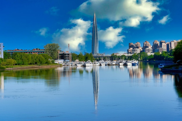 Rascacielos de gazprom en san petersburgo con follando en el río contra