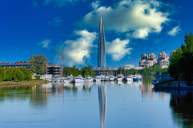 Rascacielos de gazprom en san petersburgo con follando en el río contra