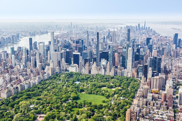 Rascacielos del horizonte de la ciudad de Nueva York de bienes raíces de Manhattan con foto de vista aérea de Central Park en los Estados Unidos