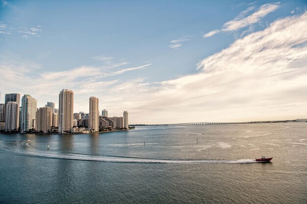 Rascacielos del horizonte de Miami, yate o barco navegando junto al centro de Miami, vista aérea, playa sur