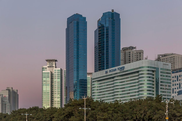 Rascacielos y hoteles modernos en el sol poniente Busan Corea del Sur 20180101