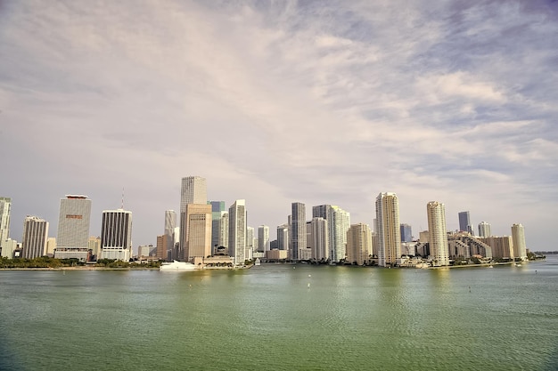 Rascacielos de Miami con cielo azul nublado barco vela Vista aérea