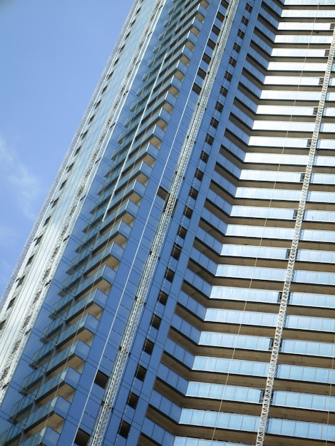 Rascacielos moderno con exterior de espejo azul