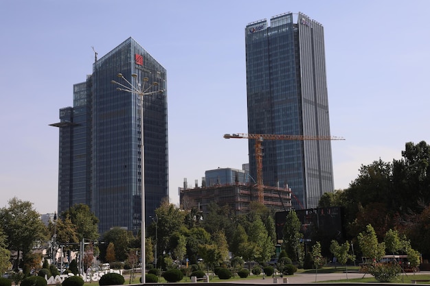 Foto rascacielos modernos en la ciudad de tashkent uzbekistán