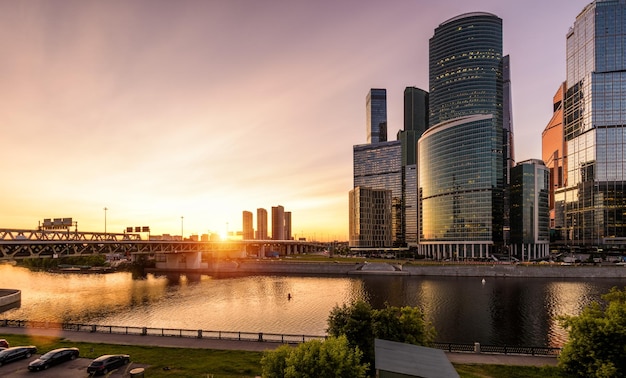 Rascacielos de MoscowCity y puente sobre el río Moskva al atardecer Rusia