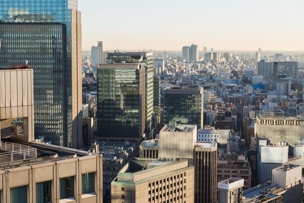 Foto rascacielos o edificios de oficinas en la ciudad de tokio