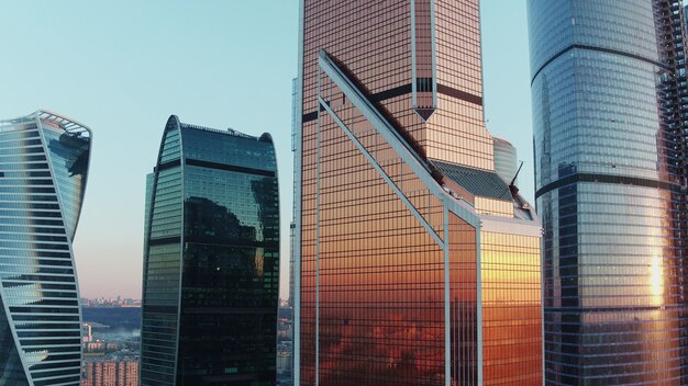 Rascacielos de oficinas en el centro de negocios de moscú en la vista aérea del atardecer