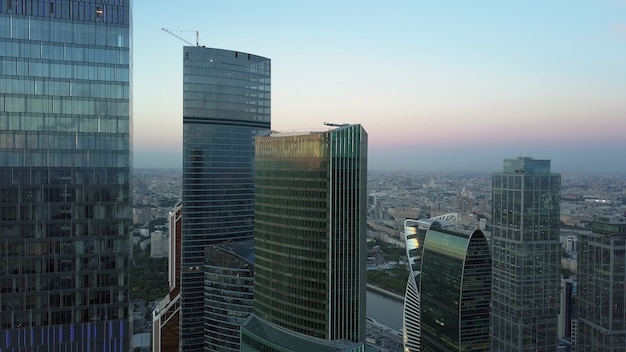 Rascacielos de oficinas modernas en la antena del centro de negocios de la ciudad