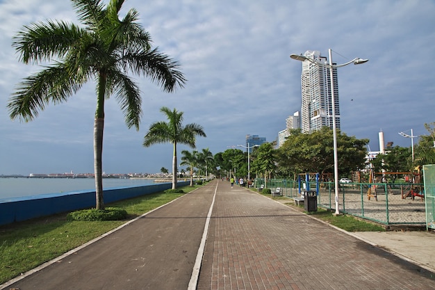 Rascacielos en el paseo marítimo de la ciudad de Panamá, América Central