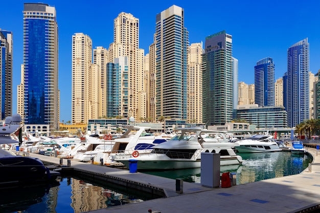 Rascacielos y puerto de dubai marina en dubai, emiratos árabes unidos