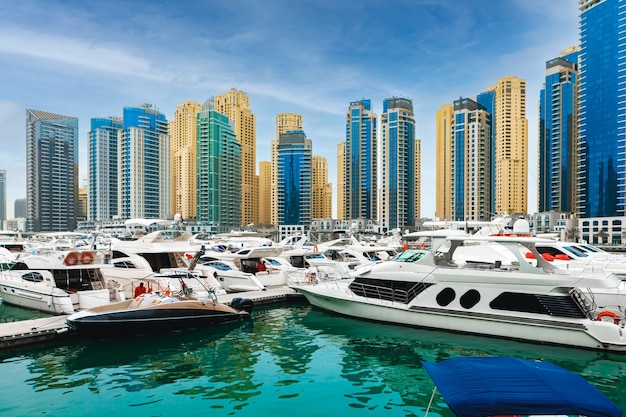 Rascacielos y puerto de dubai marina en dubai, emiratos árabes unidos