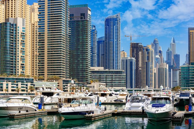 Rascacielos y puerto de dubai marina en dubai, emiratos árabes unidos