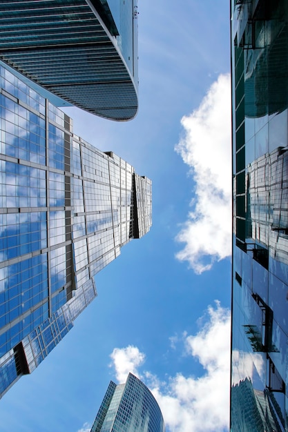 El rascacielos con el reflejo del cielo azul en las ventanas