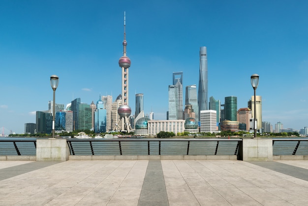 Rascacielos de Shangai de Pudong Lujiazui por mañana en Shangai, China.