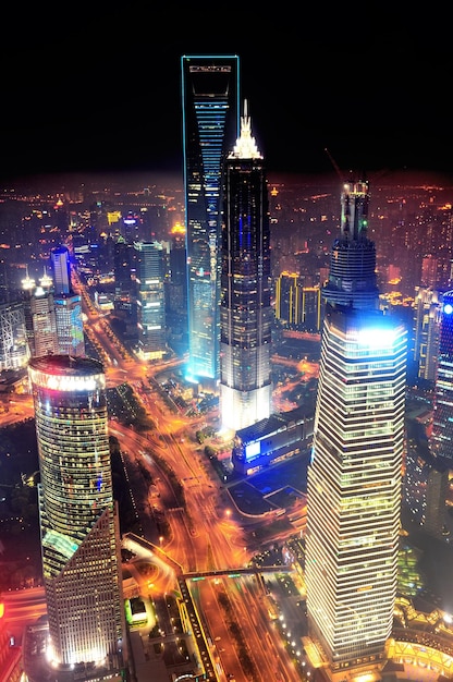 Rascacielos urbanos en Shanghai por la noche