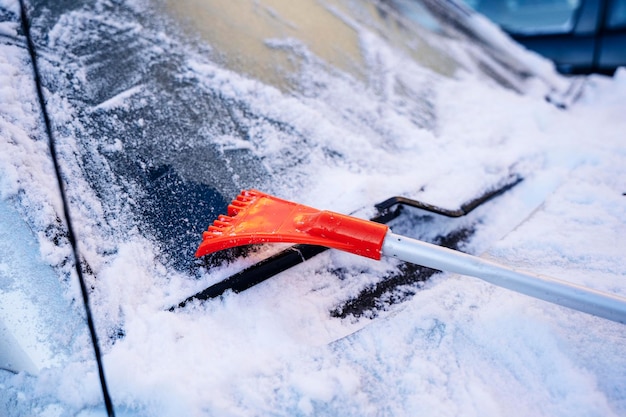 Raspar el hielo de la ventana congelada del auto coche de temporada de  invierno rascador de hielo pov