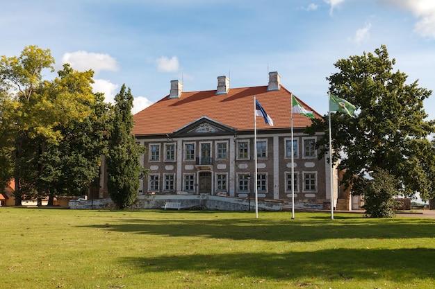 Rasen am Gebäude gegen den Himmel
