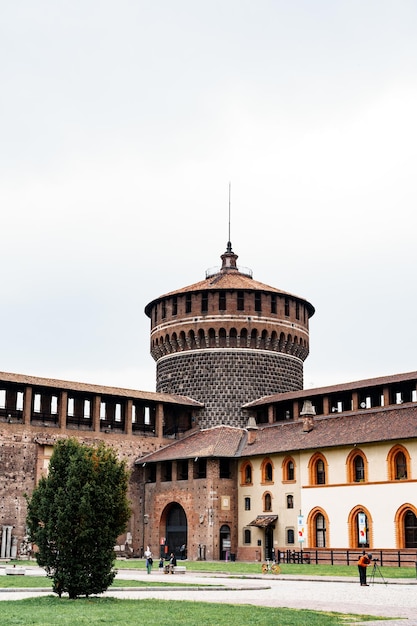 Rasen im Innenhof des Schlosses Castello Sforzesco Mailand Italien