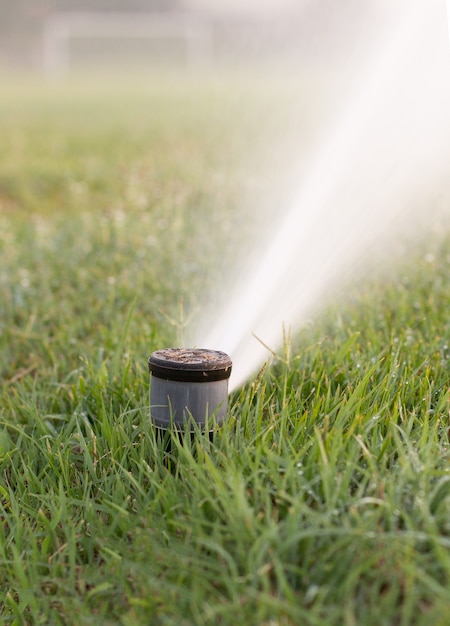 Rasen von Sportplätzen mit automatischen Sprühsystemen bewässern spray