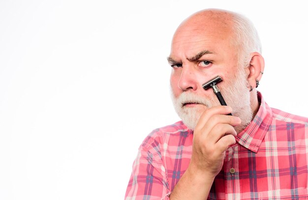 Rasieren Rasierklinge Werkzeugsatz reifer bärtiger Mann isoliert auf weiß unrasierter alter Mann hat Schnurrbart und Bart schneiden und Haare bürsten Friseursalon Konzept Rasierzubehör Kopierraum