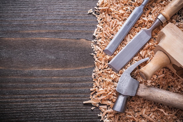 Rasierhobel Klauenhammer Flachmeißel und Holzplanung Chips auf Vintage Holzbrett Kopie Raum Version Baukonzept