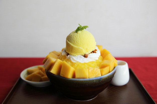 Rasiertes Eisdessert mit frischer Mango